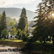 Víkend jemné a restorativní jógy s Petrou Šlechtickou v hotelu Savoy